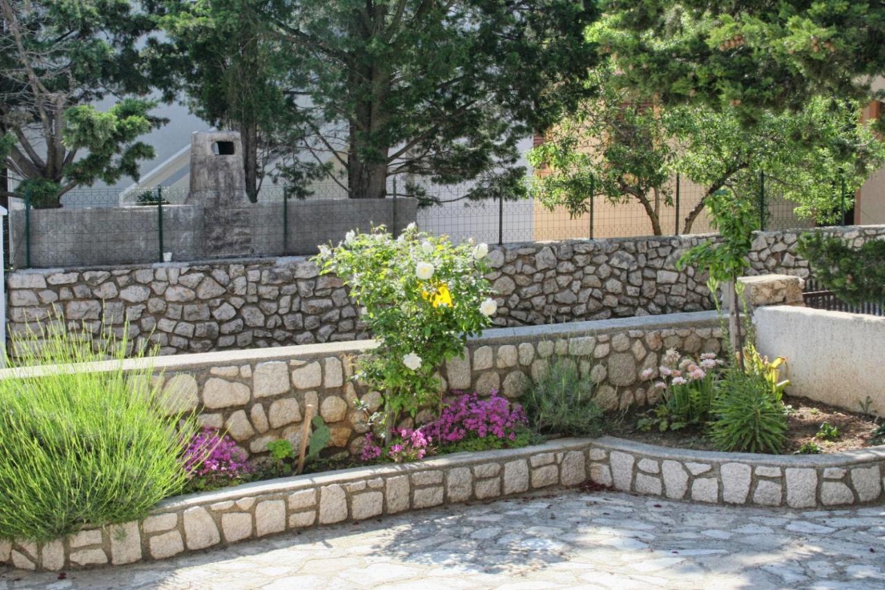 Apartments By The Sea Mandre, Pag - 3084 콜란 외부 사진