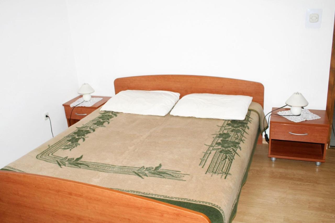 Apartments By The Sea Mandre, Pag - 3084 콜란 외부 사진