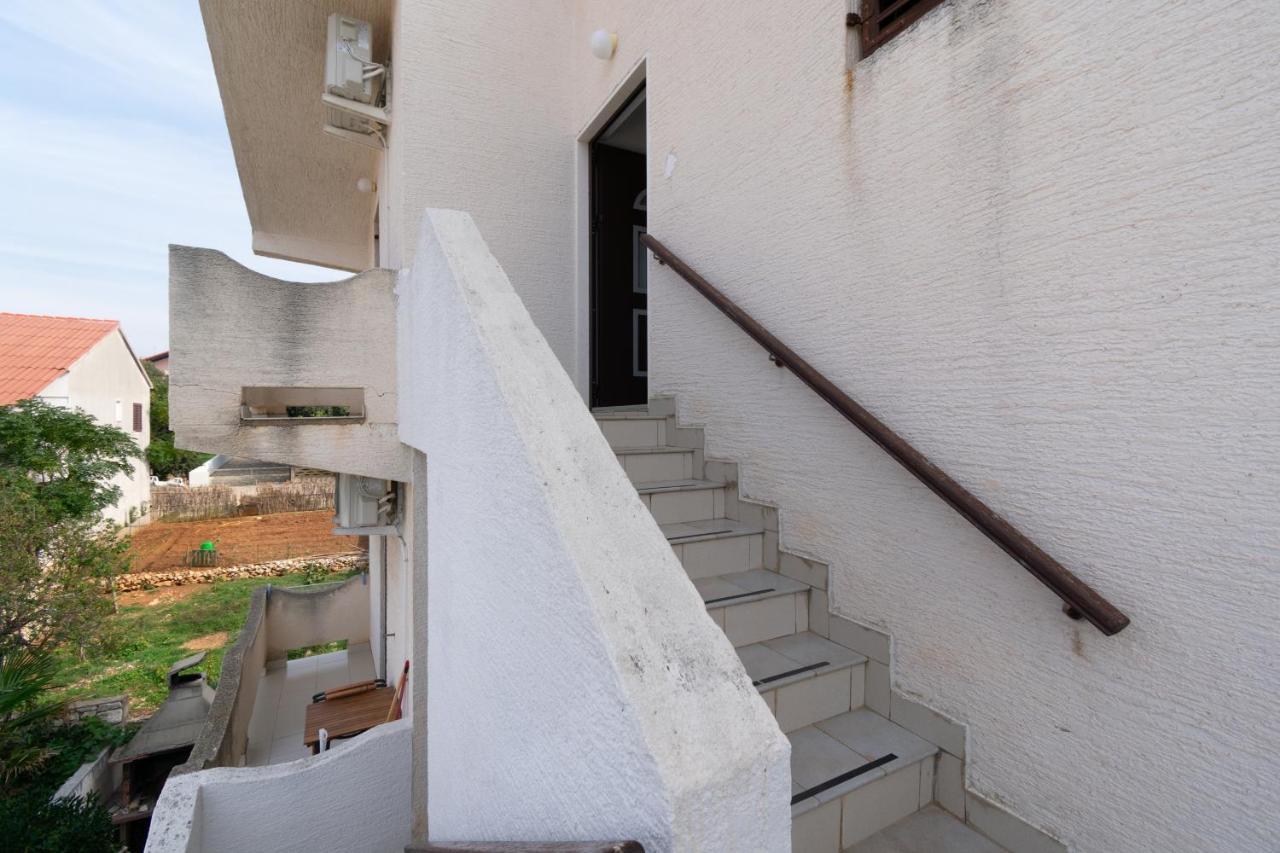 Apartments By The Sea Mandre, Pag - 3084 콜란 외부 사진