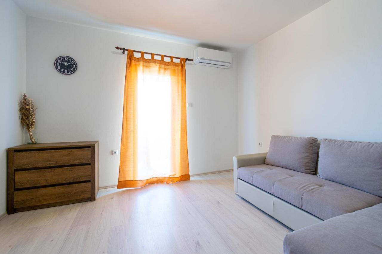 Apartments By The Sea Mandre, Pag - 3084 콜란 외부 사진