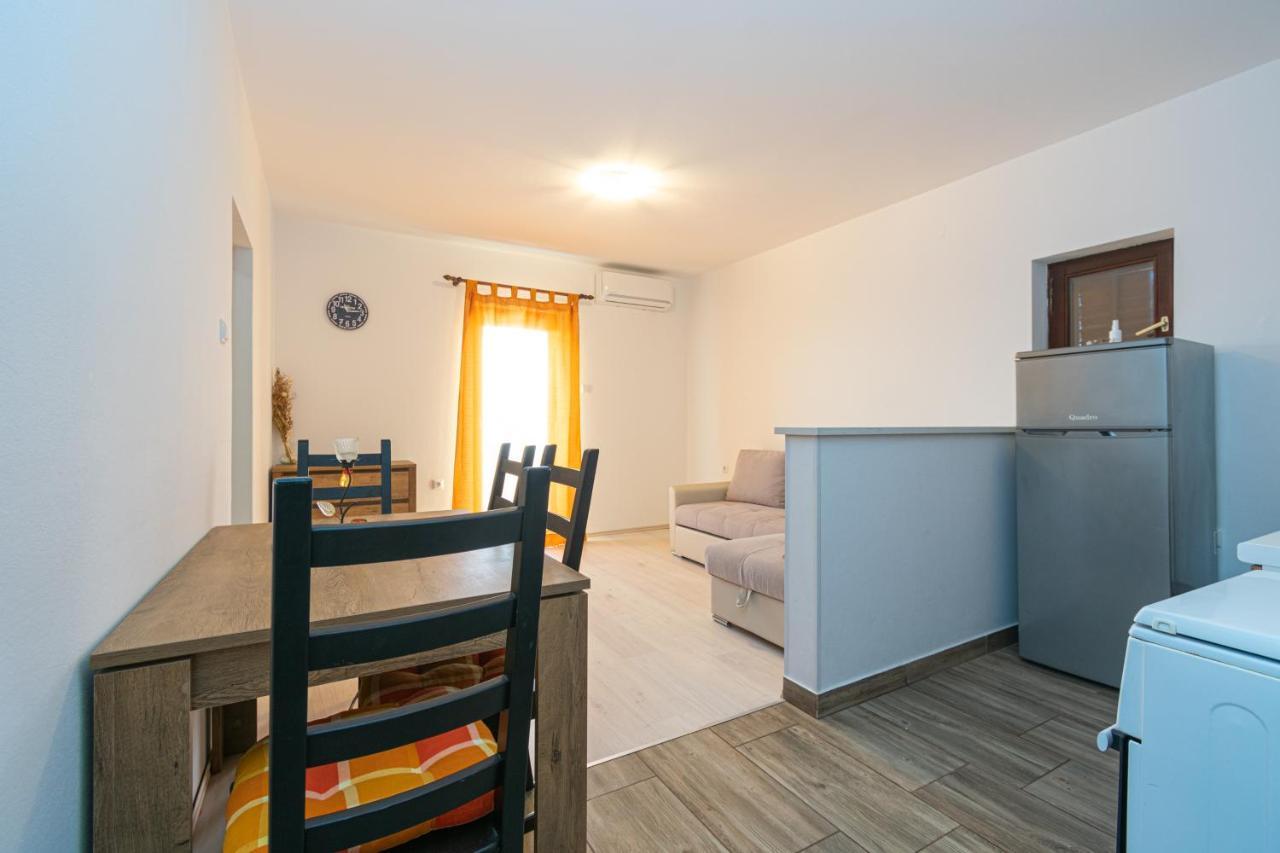 Apartments By The Sea Mandre, Pag - 3084 콜란 외부 사진
