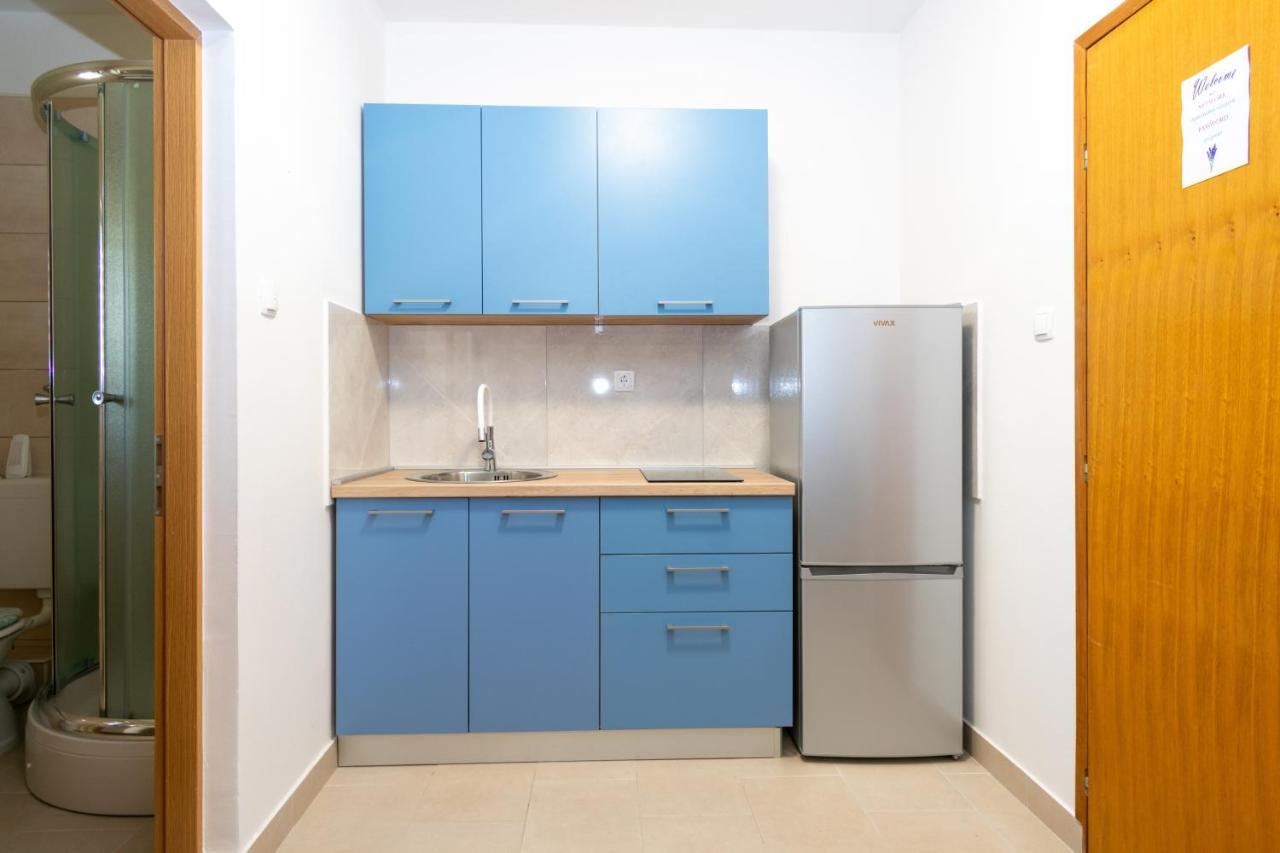 Apartments By The Sea Mandre, Pag - 3084 콜란 외부 사진
