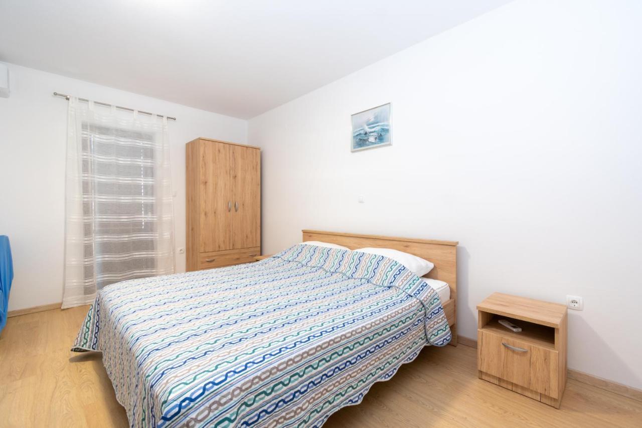 Apartments By The Sea Mandre, Pag - 3084 콜란 외부 사진