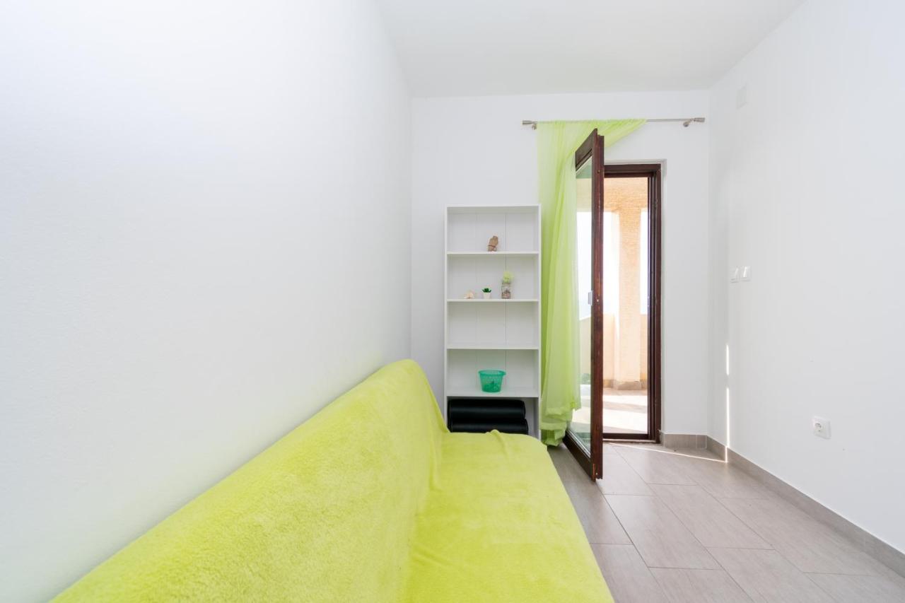 Apartments By The Sea Mandre, Pag - 3084 콜란 외부 사진