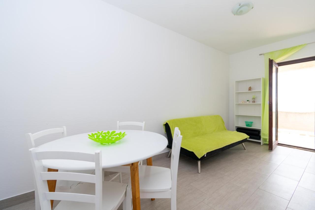 Apartments By The Sea Mandre, Pag - 3084 콜란 외부 사진