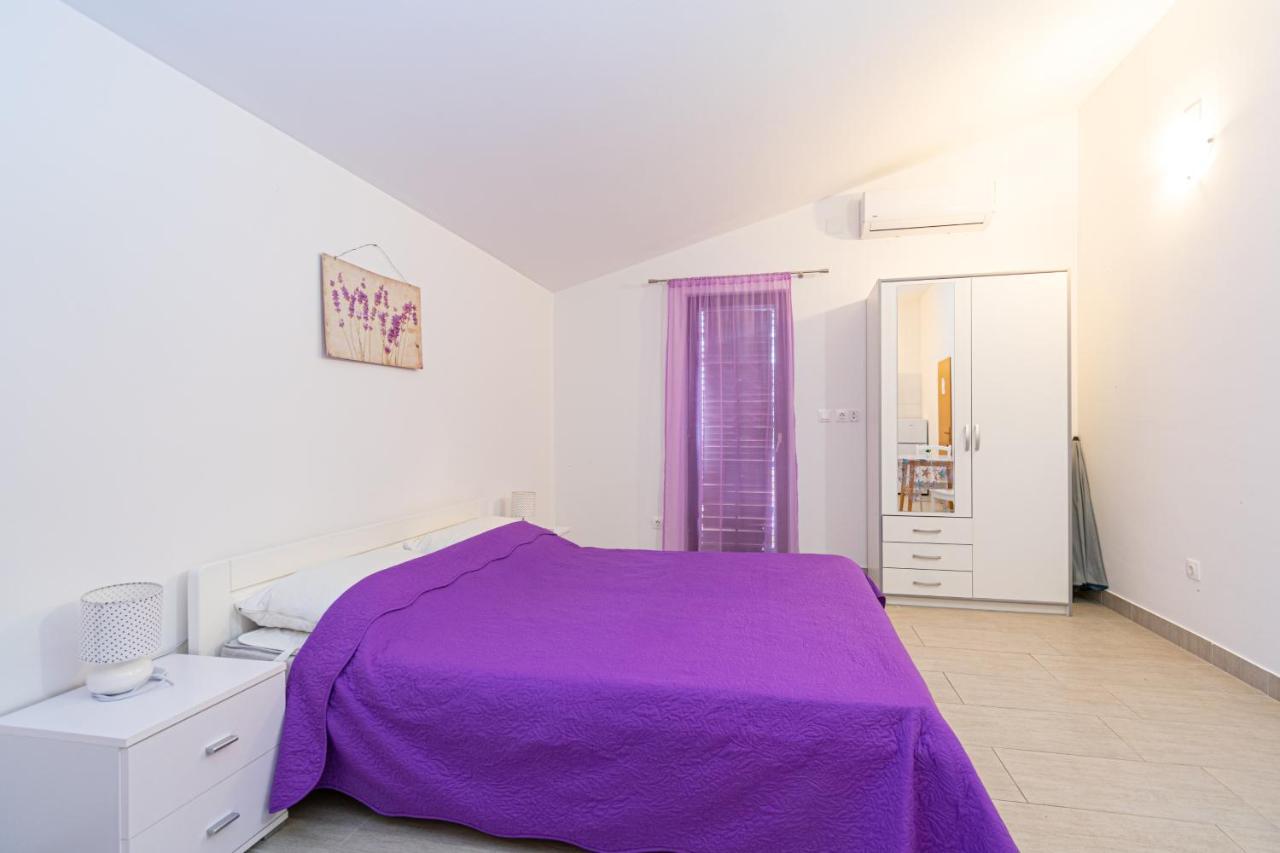 Apartments By The Sea Mandre, Pag - 3084 콜란 외부 사진