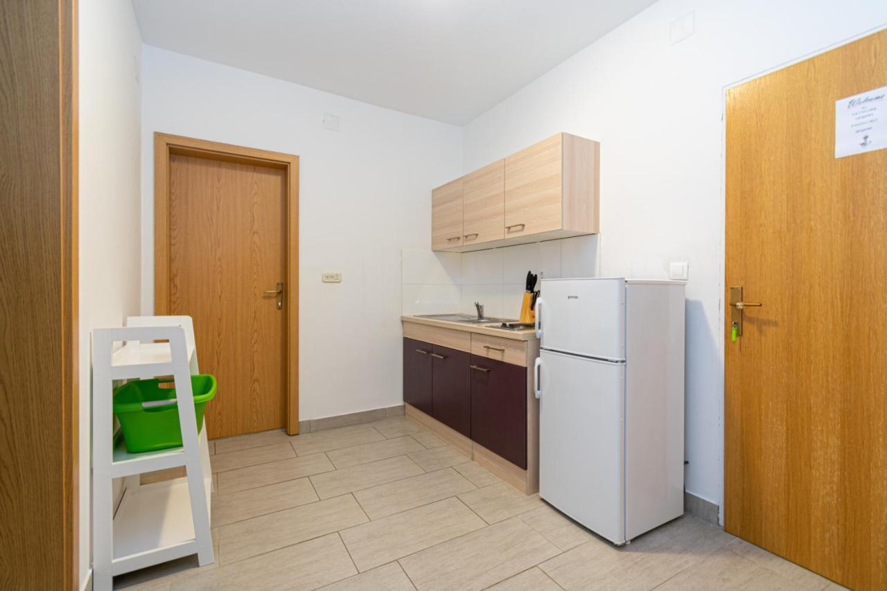 Apartments By The Sea Mandre, Pag - 3084 콜란 외부 사진