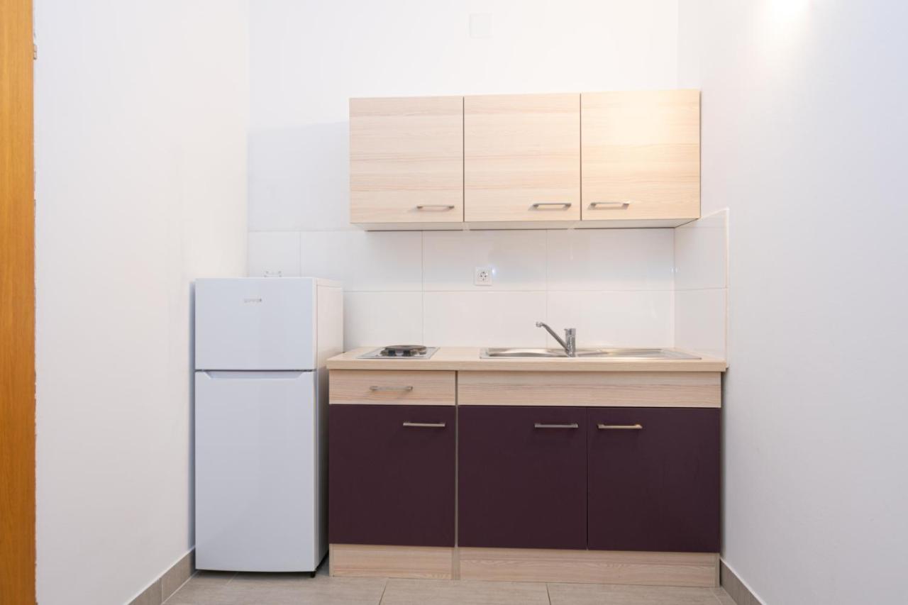 Apartments By The Sea Mandre, Pag - 3084 콜란 외부 사진