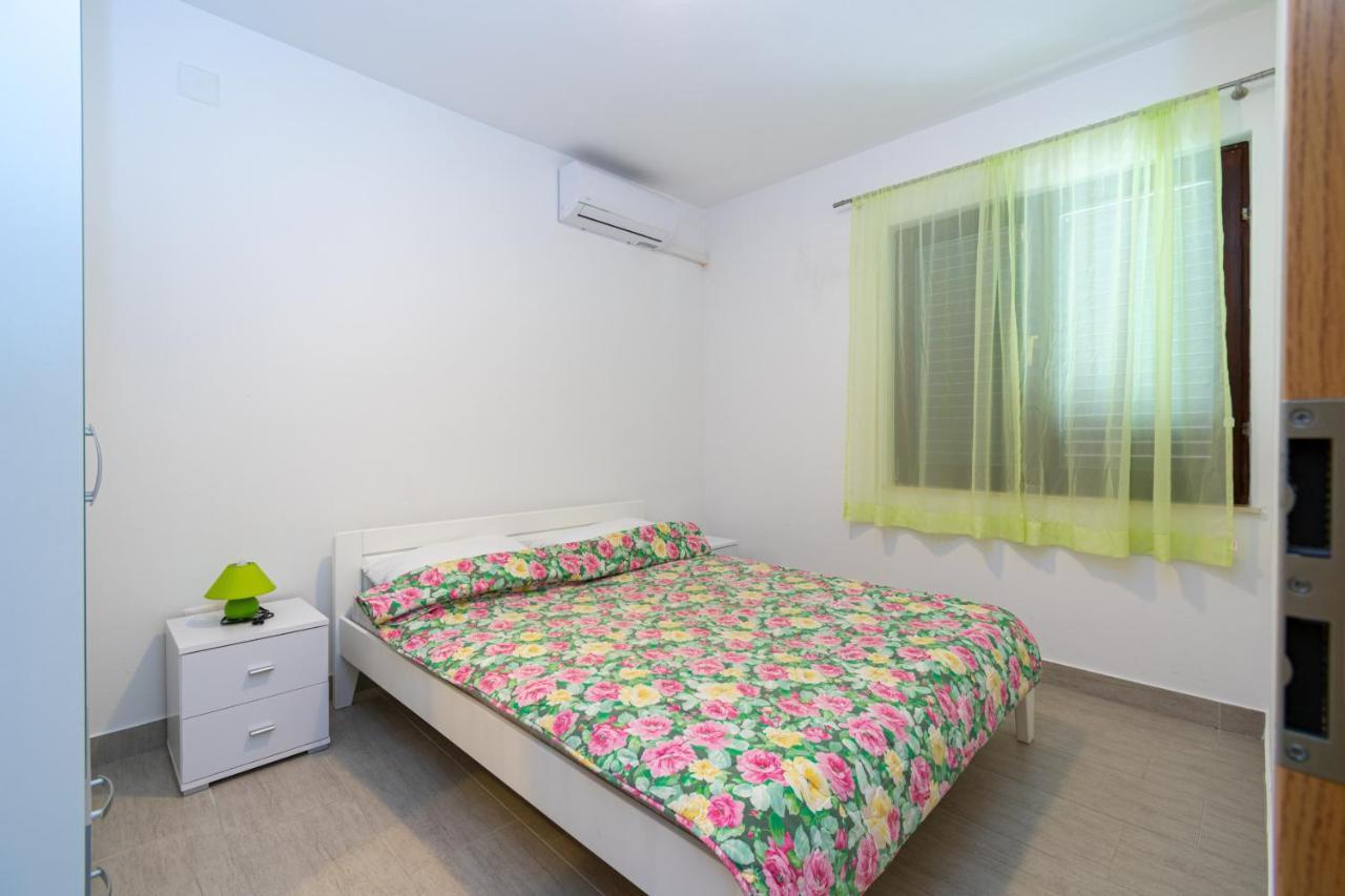Apartments By The Sea Mandre, Pag - 3084 콜란 외부 사진