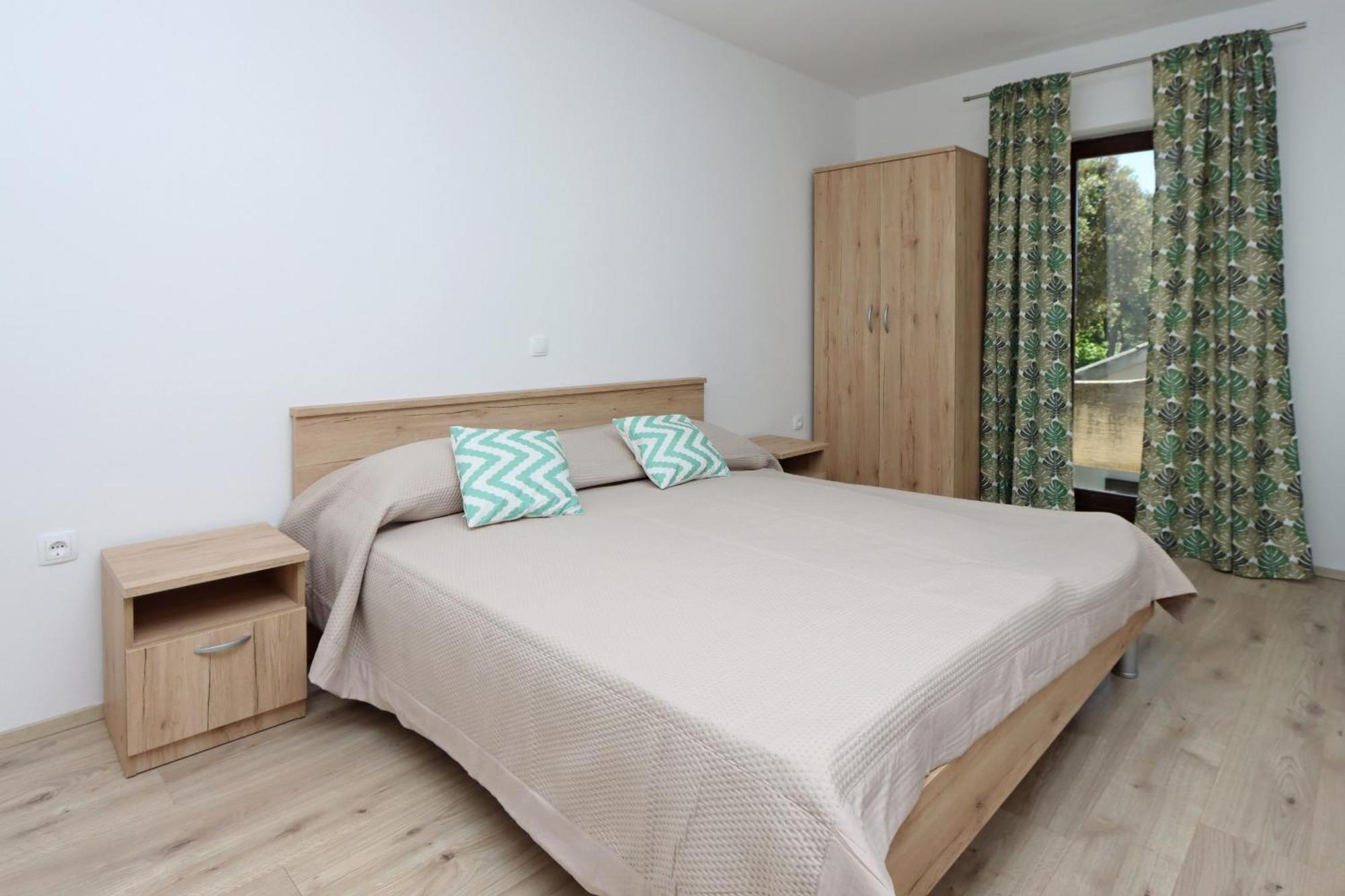 Apartments By The Sea Mandre, Pag - 3084 콜란 외부 사진