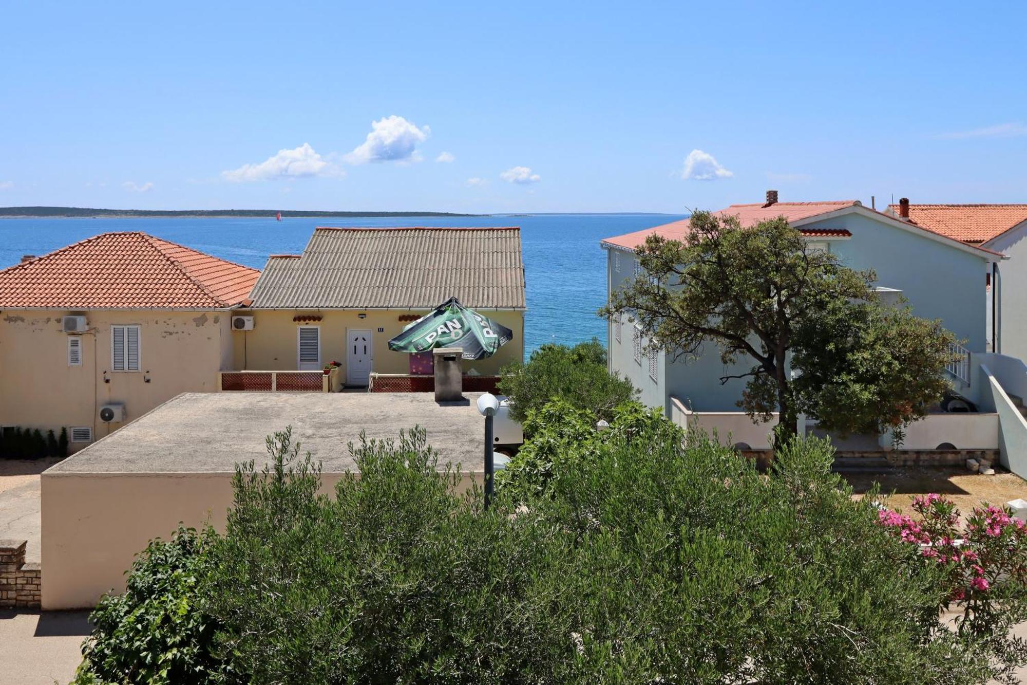 Apartments By The Sea Mandre, Pag - 3084 콜란 외부 사진